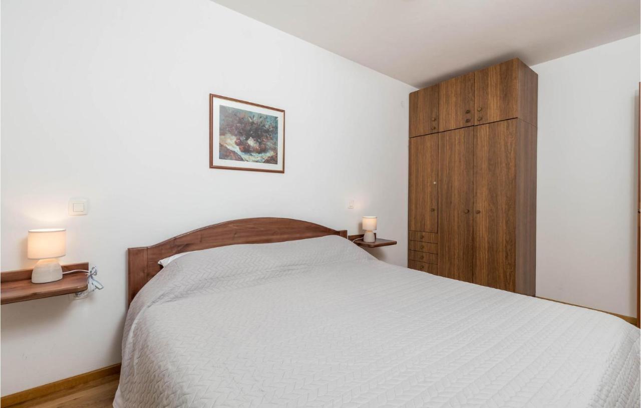 1 Bedroom Cozy Apartment In Ičići Exterior foto