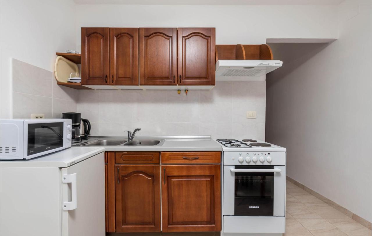 1 Bedroom Cozy Apartment In Ičići Exterior foto