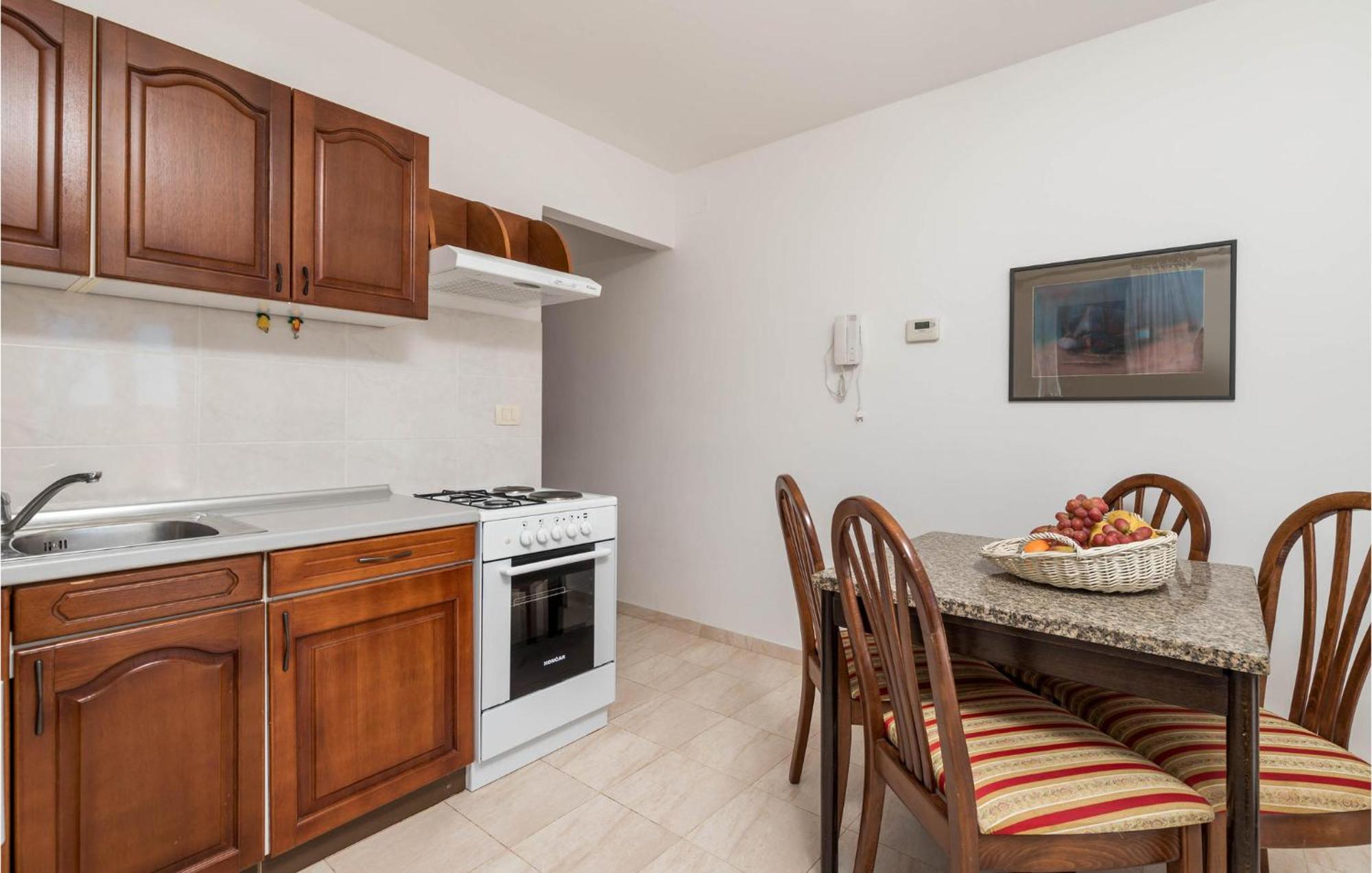 1 Bedroom Cozy Apartment In Ičići Exterior foto