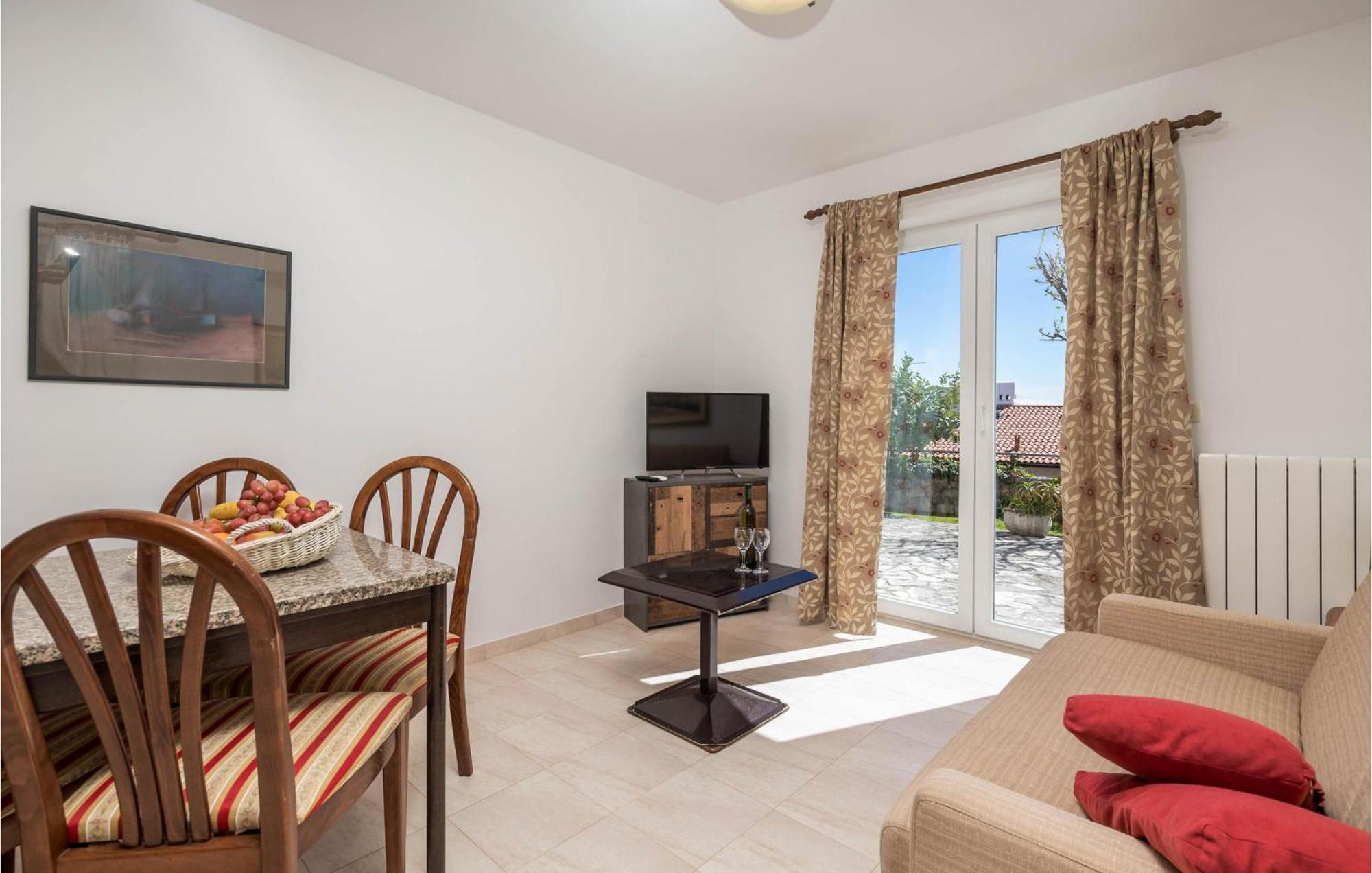 1 Bedroom Cozy Apartment In Ičići Exterior foto